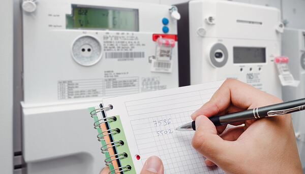 Manuální opisování stavu elektroměru do poznámkového bloku. Sběr dat pro ESG reporting lze ale s moderními systémy plně automatizovat.