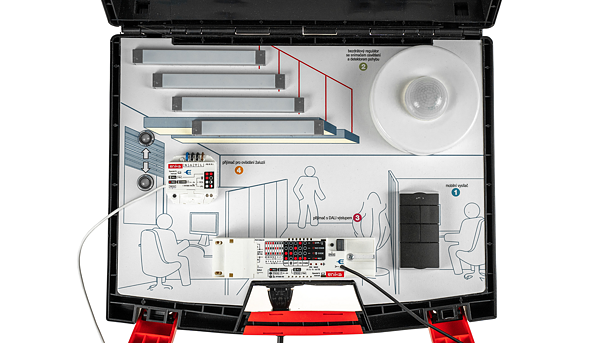 Bezdrátový systém POSEIDON pro inteligentní elektroinstalace. Ukázkový kufr zobrazuje komponenty pro praktické vyzkoušení.
