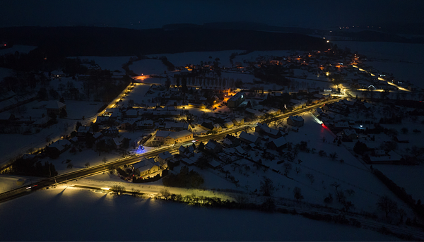 Pohled na moderní LED veřejné osvětlení v noční ulici, které díky systému POSEIDON City umožňuje plynulé stmívání a vysokou úsporu elektrické energie v obci.
