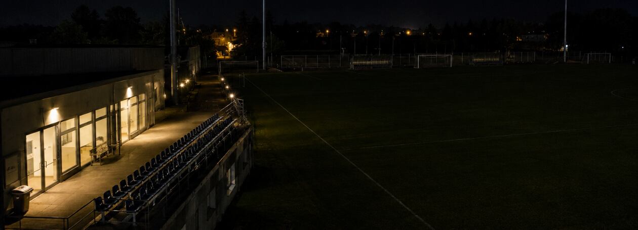 Konec svícení na prázdném hřišti: Jak na úsporné osvětlení sportovišť?